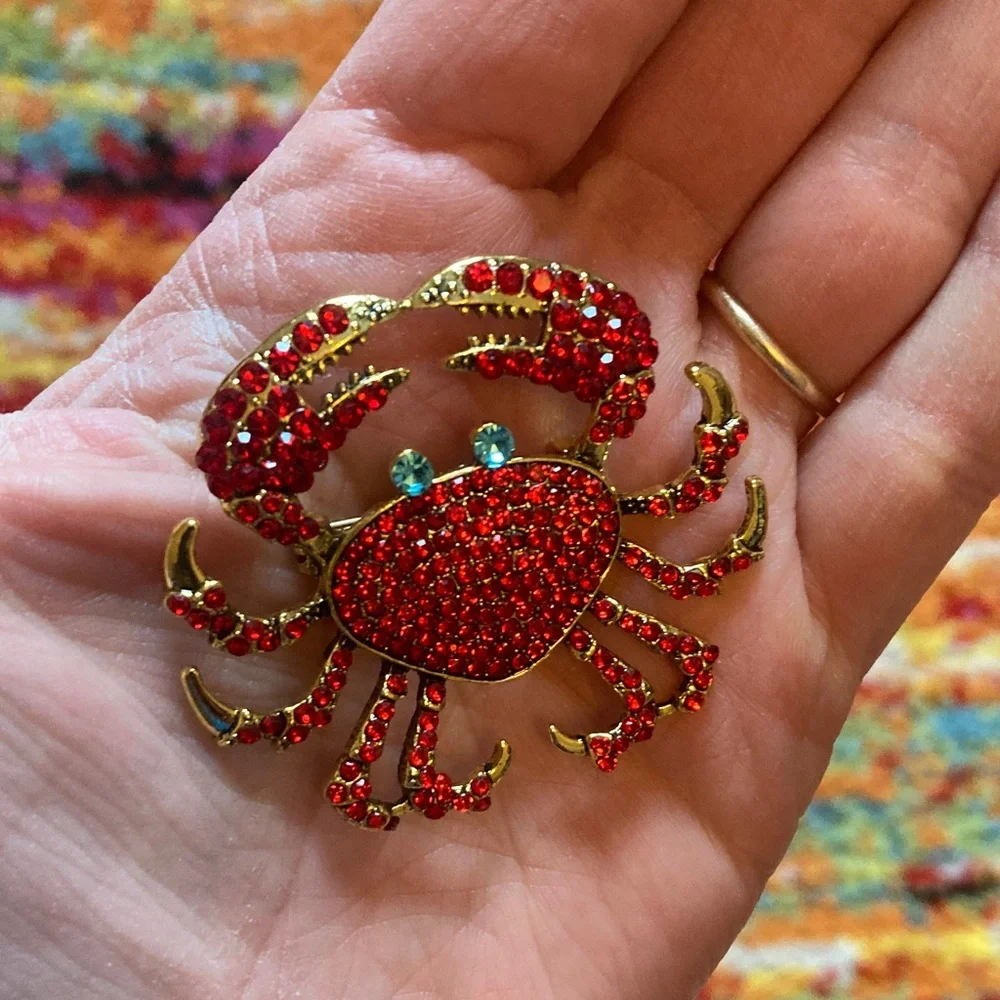 Vibrant Red and Gold Rhinestone Crab Brooch - Picture 4 of 10